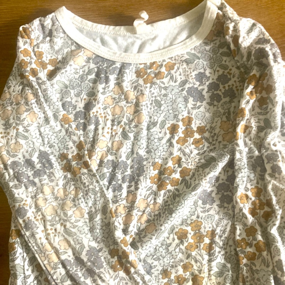Quincy Mae cotton flower top GUC